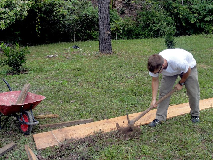 BVC Esquipulas 2010 Adam Gentner digging garden.jpg