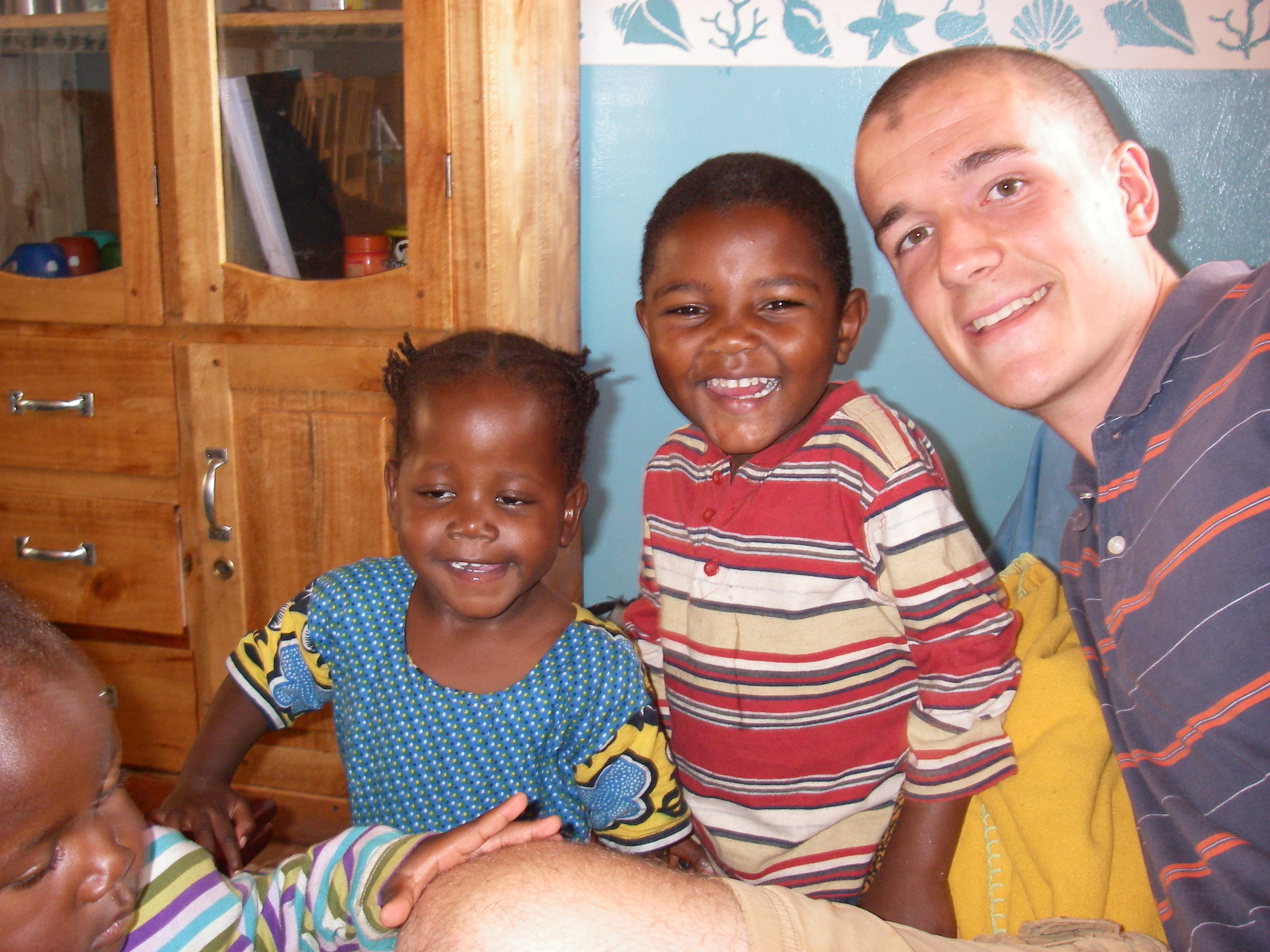 BVC Mvimwa 2009 Ben DeMarais with orphans.JPG