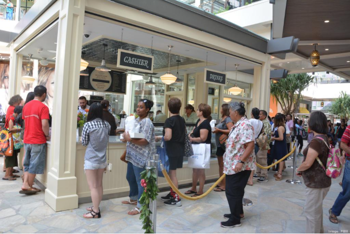 Customers wait in line at the former Magnolia Bakery kiosk in the Ewa wing of Ala Moana