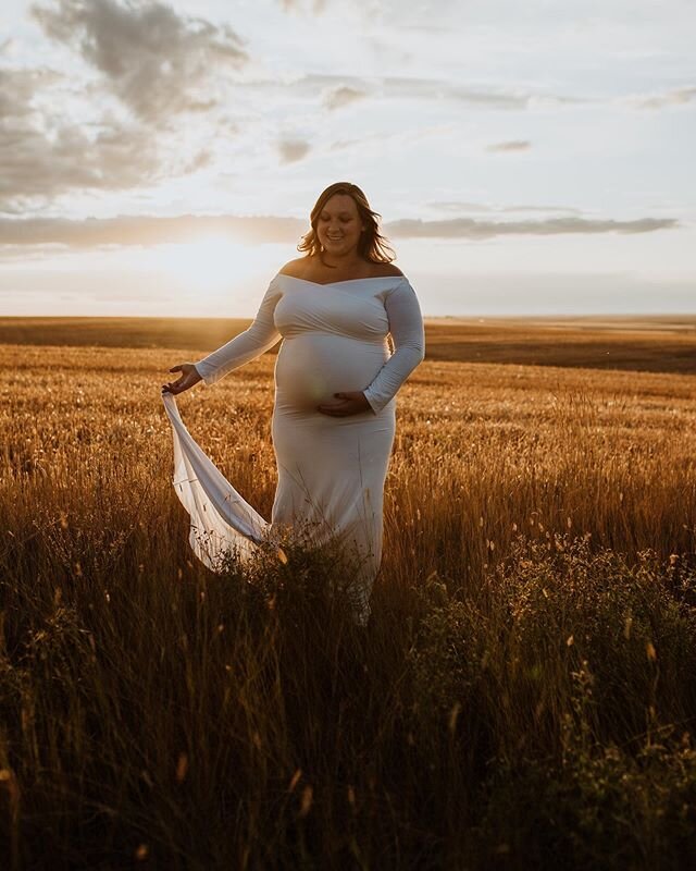 Dreaming of summer days full of hope and warmth. 🧡 .
.
.
#mothertobe #maternityphotography #nikomartist #unraveledacademy #beunraveled #motherhoodthroughinstagram #emotionalstorytelling #tribearchipelago  #motherhoodinspired #chasinglight #bumpbirth