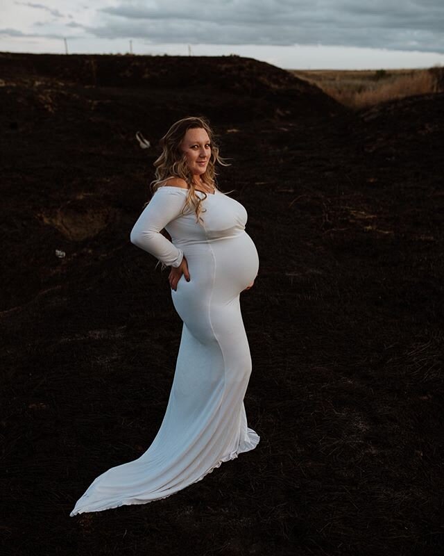 A few more from this country maternity session! .
.
.

#mothertobe #maternityphotography #nikomartist #unraveledacademy #beunraveled #motherhoodthroughinstagram #emotionalstorytelling #tribearchipelago  #motherhoodinspired #chasinglight #bumpbirthand