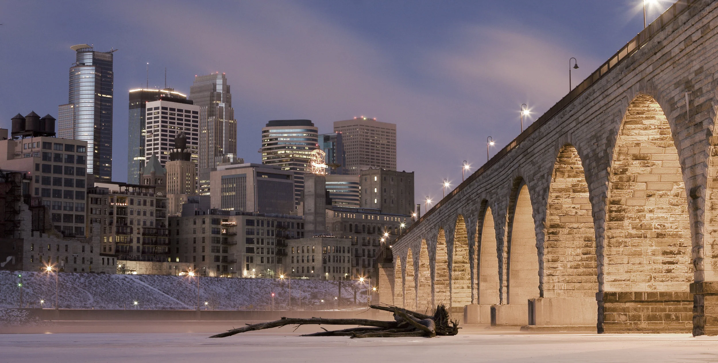 Minneapolis_on_Mississippi_River.jpg