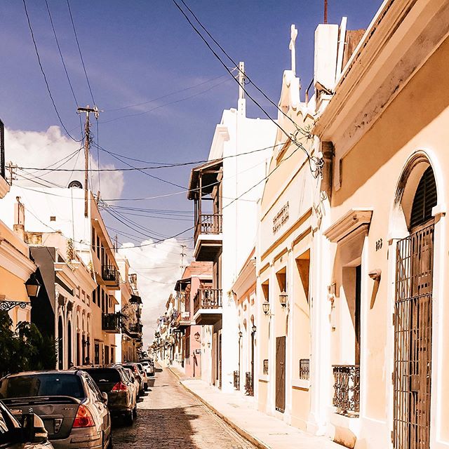 Wish I was one of our April clients who are heading off to sunnier spots this month, like this dreamy little street in Viejo San Juan. Instead I&rsquo;ll put on another layer and cross my fingers that a Cleveland spring is just around the corner!
#de