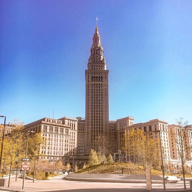It&rsquo;s not all beaches and infinity pools over here at Destination Luxe Travel - sometimes the best scenery can be found in your own backyard. You&rsquo;re a beaut, CLE 😎#destinationluxetravel #thisiscle #clevelandtravelagent #localgirlgangcle
