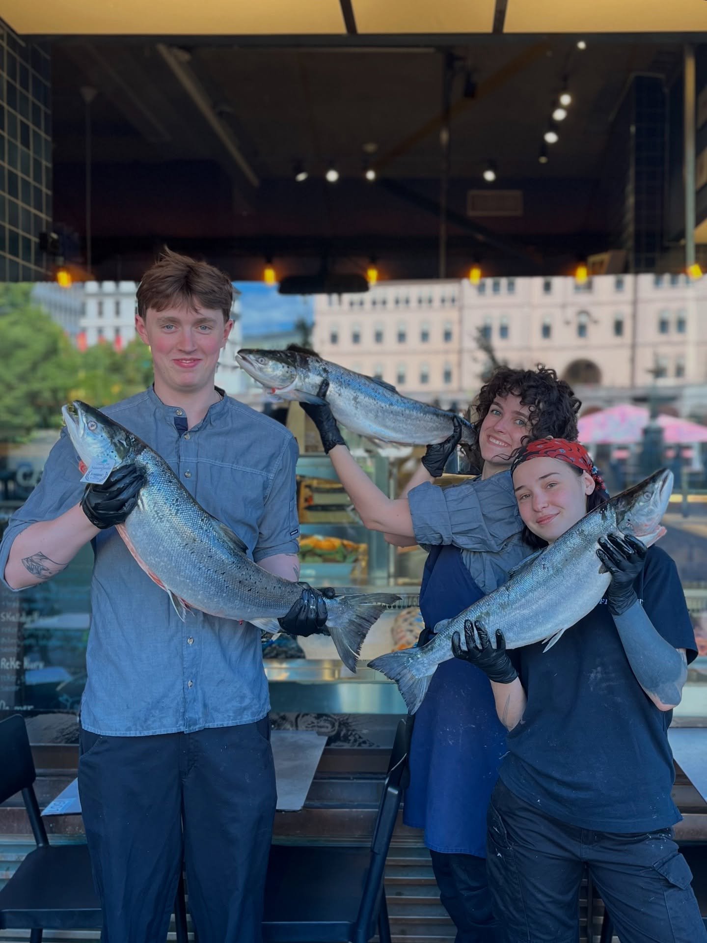 Villaksesongen i Norge er kort og den har akkurat startet 🥳Teamet v&aring;rt er veldig glade for &aring; motta den f&oslash;rste leveransen med fersk laks rett fra naturen 🐟 🌊