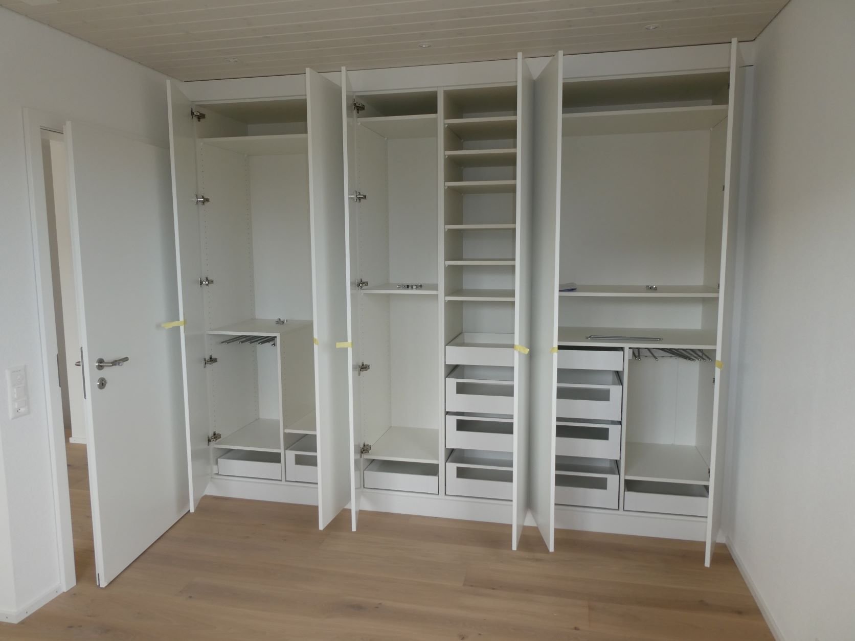 Schrank_Tablare_Schubladen.JPG