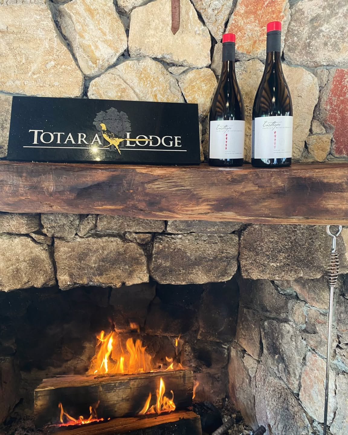 Easthope Syrah fire-side @ Totara Lodge.
#easthopefamilywinegrowers #easthope #hunting #fireside #syrah #lodge #exclusive #homeblock #winter 
#nzfinewine #finewine #winery #winehb