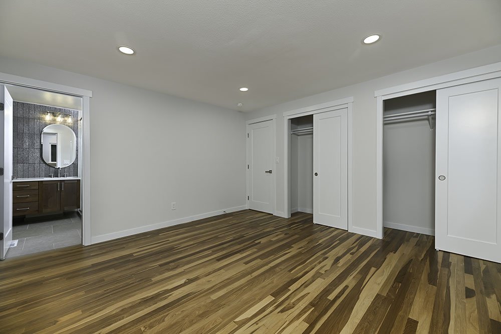 21-Primary Suite Small.jpg