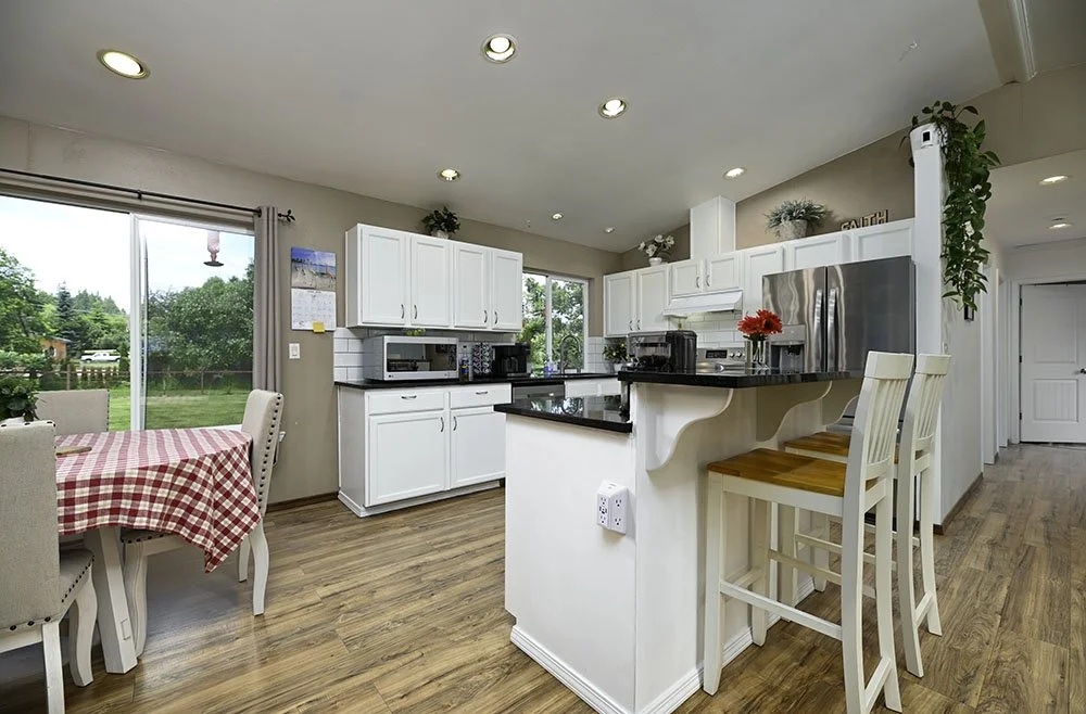 21-Kitchen Small.jpg