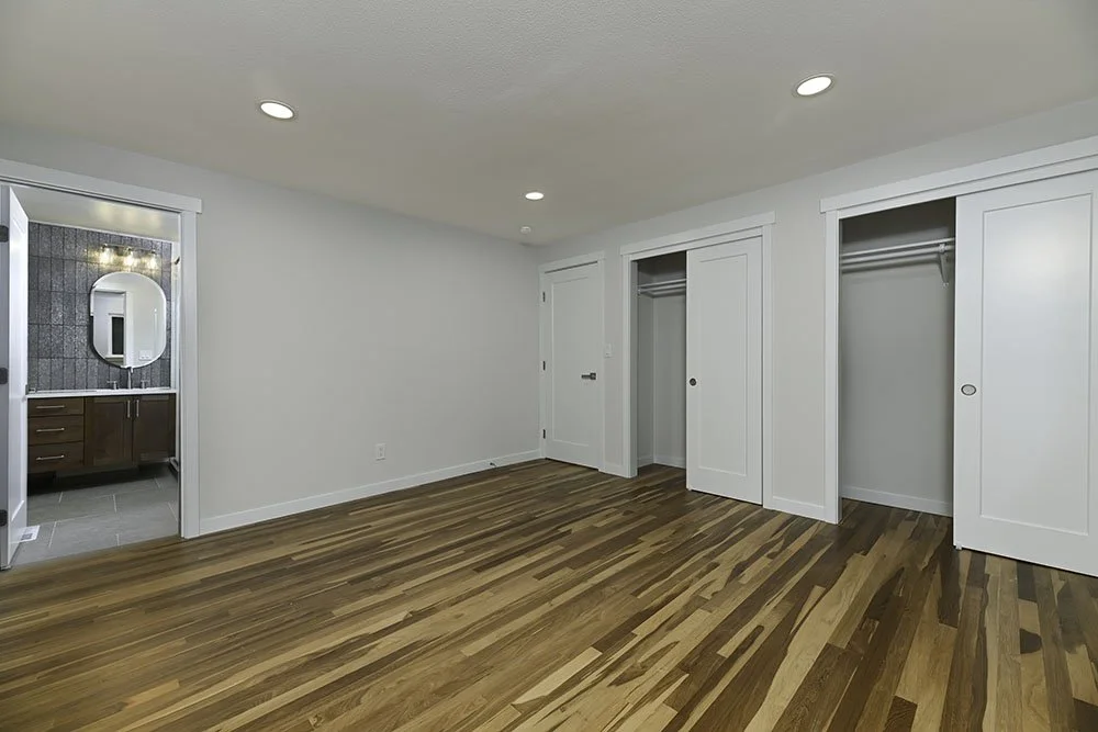 21-Primary Suite Small.jpg