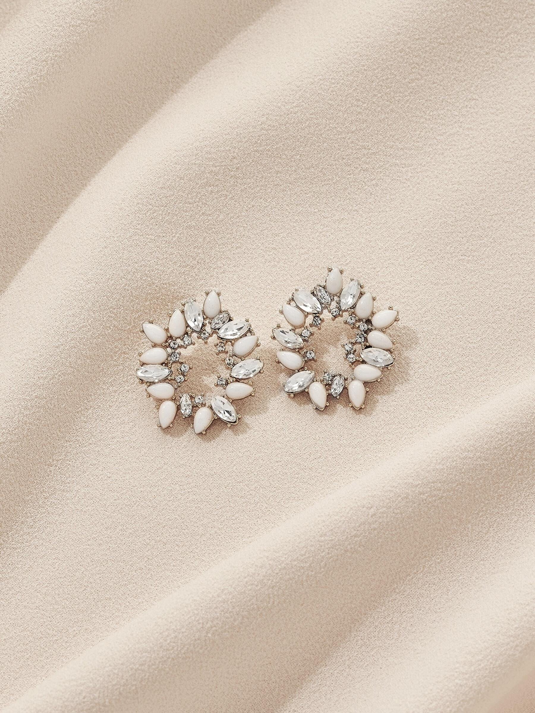 KALLISTA Pearl drop earring — Annabel's Bridal Studio