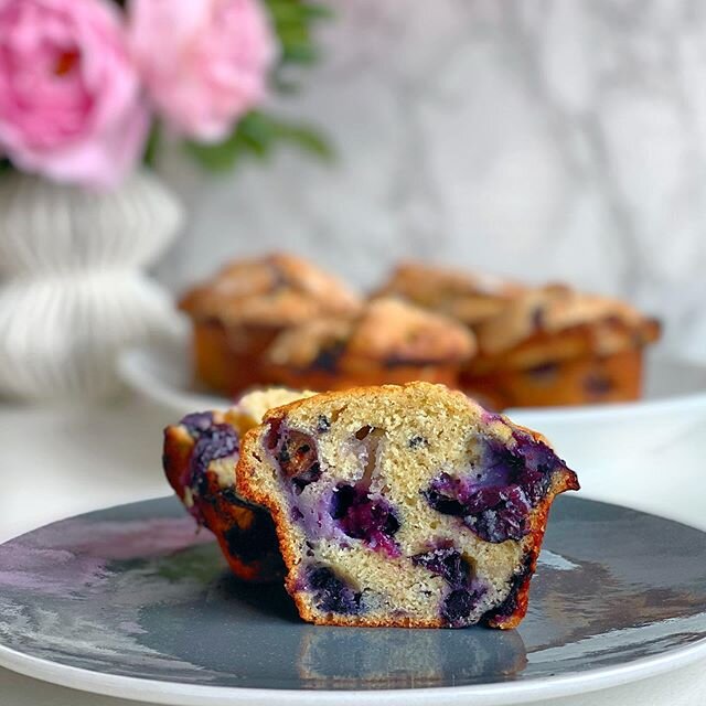 These muffins blew me away. Somewhere in the past few years I stopped eating muffins since I found them to be dense and dry versions of cupcakes, but these seriously changed mind. Thank you @thepancakeprincess for doing all the test baking for this @
