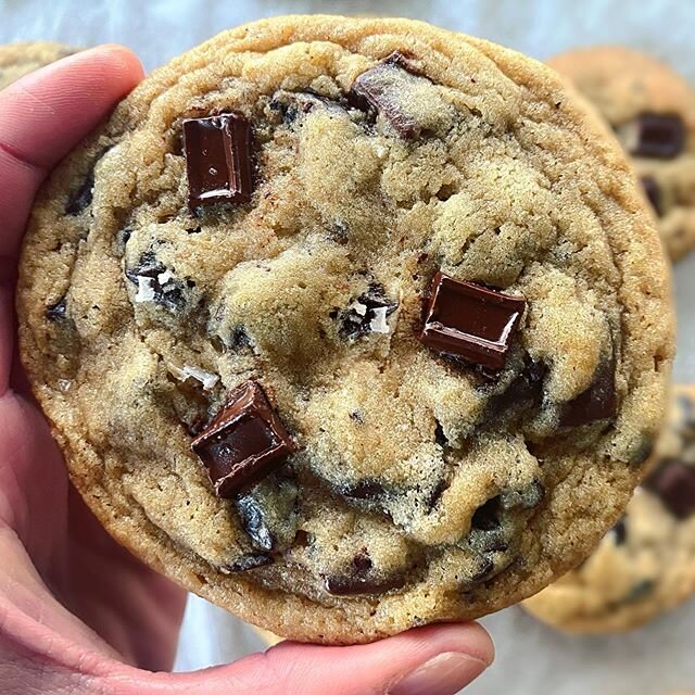 Happy Father&rsquo;s Day to all the amazing Dads out there! Hope you get to celebrate with something sweet. I made these salted chocolate chunk cookies for @jameskelm . He eats them for breakfast!
.
.
.
#harvyemadecakes #chocolatechunkcookies #father
