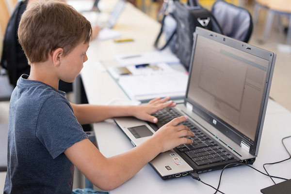 Ein junger Programmierer beim Treffpunkt CoderDojo. Foto: Rainer Stropek