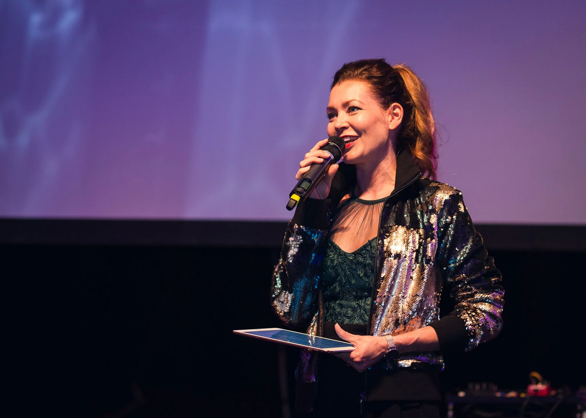 Tapahtuman juonsi Saija Palin. © Kerttu Penttilä