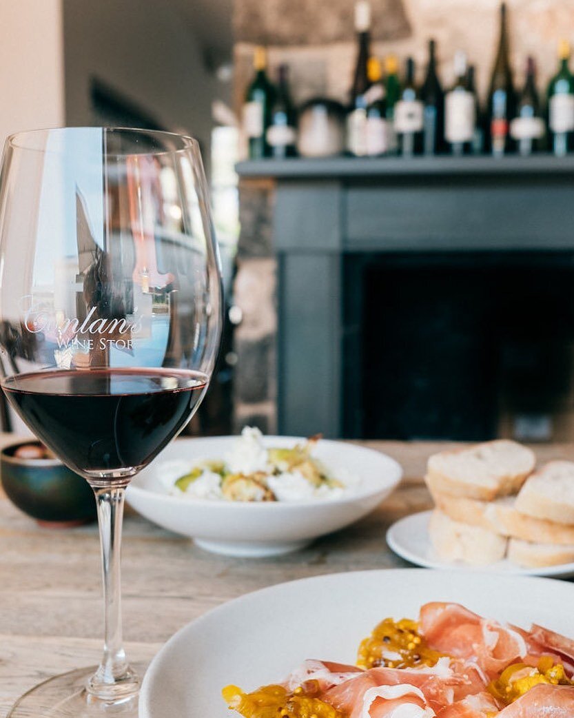 Impromptu catch ups are the best, especially on a Monday nights - it will help you through the week ahead 😉 

👉 book online now www.conlanswinestore.com.au

#conlanswinestore 
#portfairyrestaurant 
#mondaynightdinner
#retailwineshop 
#takeawaymenu
