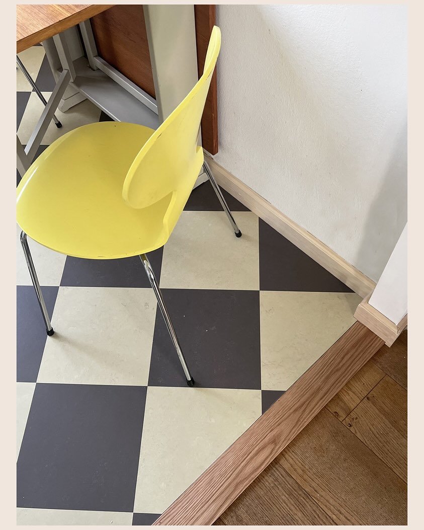 🤍🩶
Marmoleum click i diamantl&auml;ggning. 
F&auml;rgerna Delta lace och cloudy sand. 

#marmoleumclick #forboflooring #checkered #floor #funkisk&ouml;k