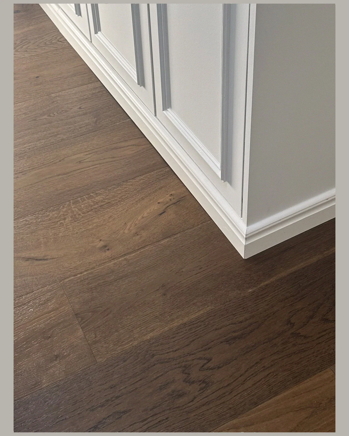 🤎 Finns det n&aring;got vackrare &auml;n r&ouml;kt ek? En tidl&ouml;s sk&ouml;nhet.

Barth &amp; Co, FloorIt Classic XL Ek Fancy.

#tr&auml;golv #wood #woodfloor #smokedoak #design