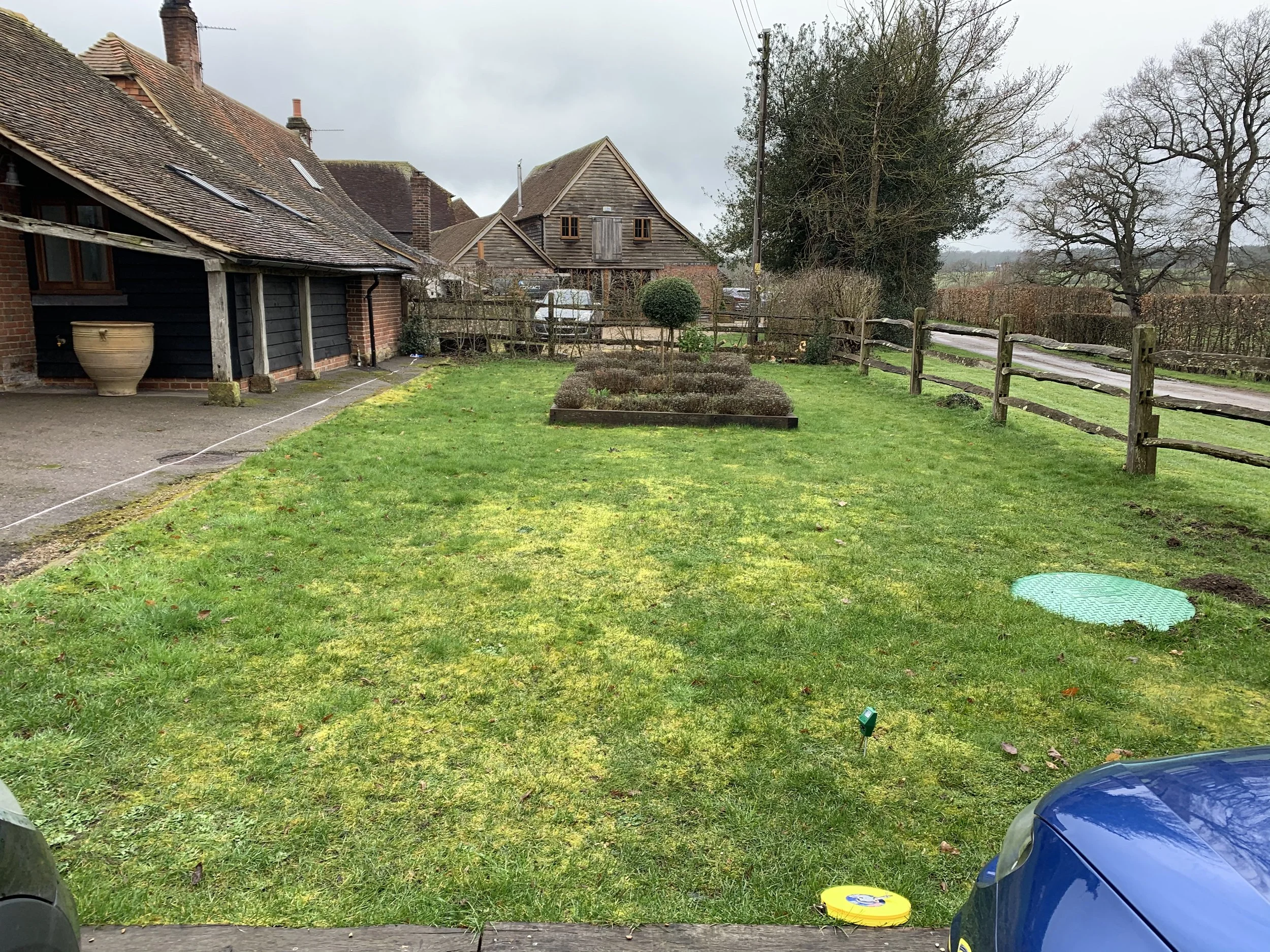  A beautiful barn conversation now has a stylish front and rear garden - as the client said ‘the photos really don’t do it justice’ and she’s quite right. Clean lines and simplicity give it a contemporary feel while being sympathetic to the rural loc