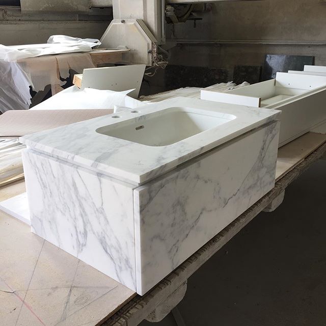 Tilauksesta: Calacatta-allaskaluste | Vanity made of Calacatta marble is ready!
.
#calacatta #calacattamarble #bathroomvanity #allaskaluste #aleksinkivi