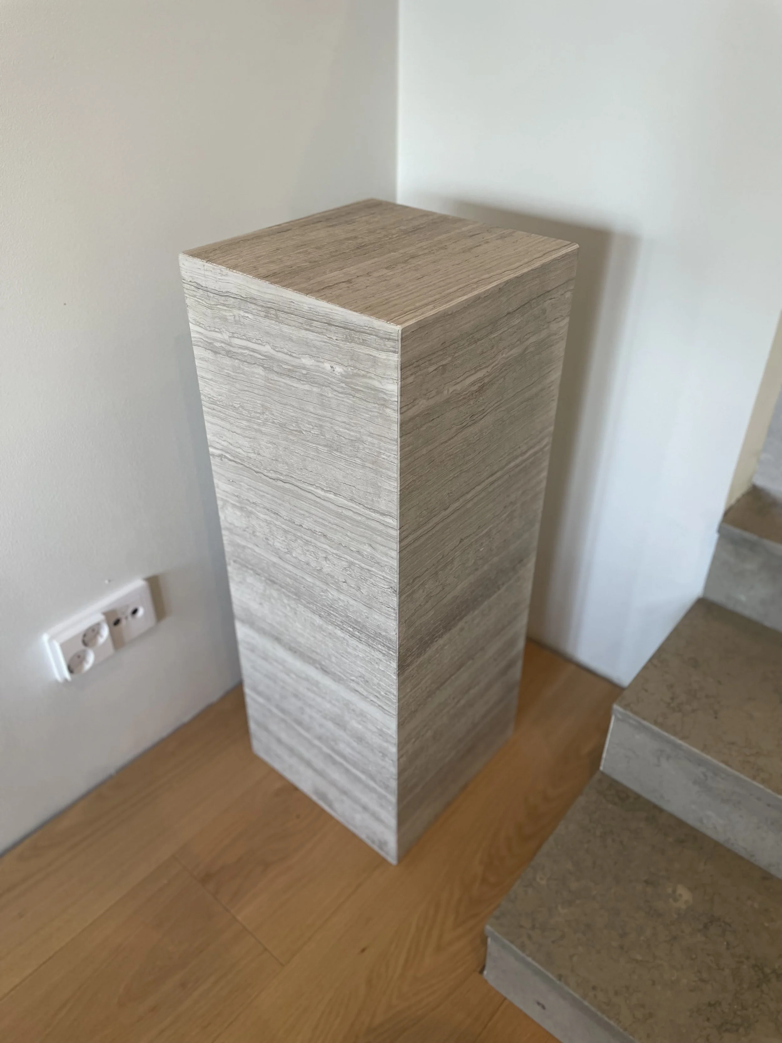 Horizon, matta, koko 30 x 30 x K85 cm