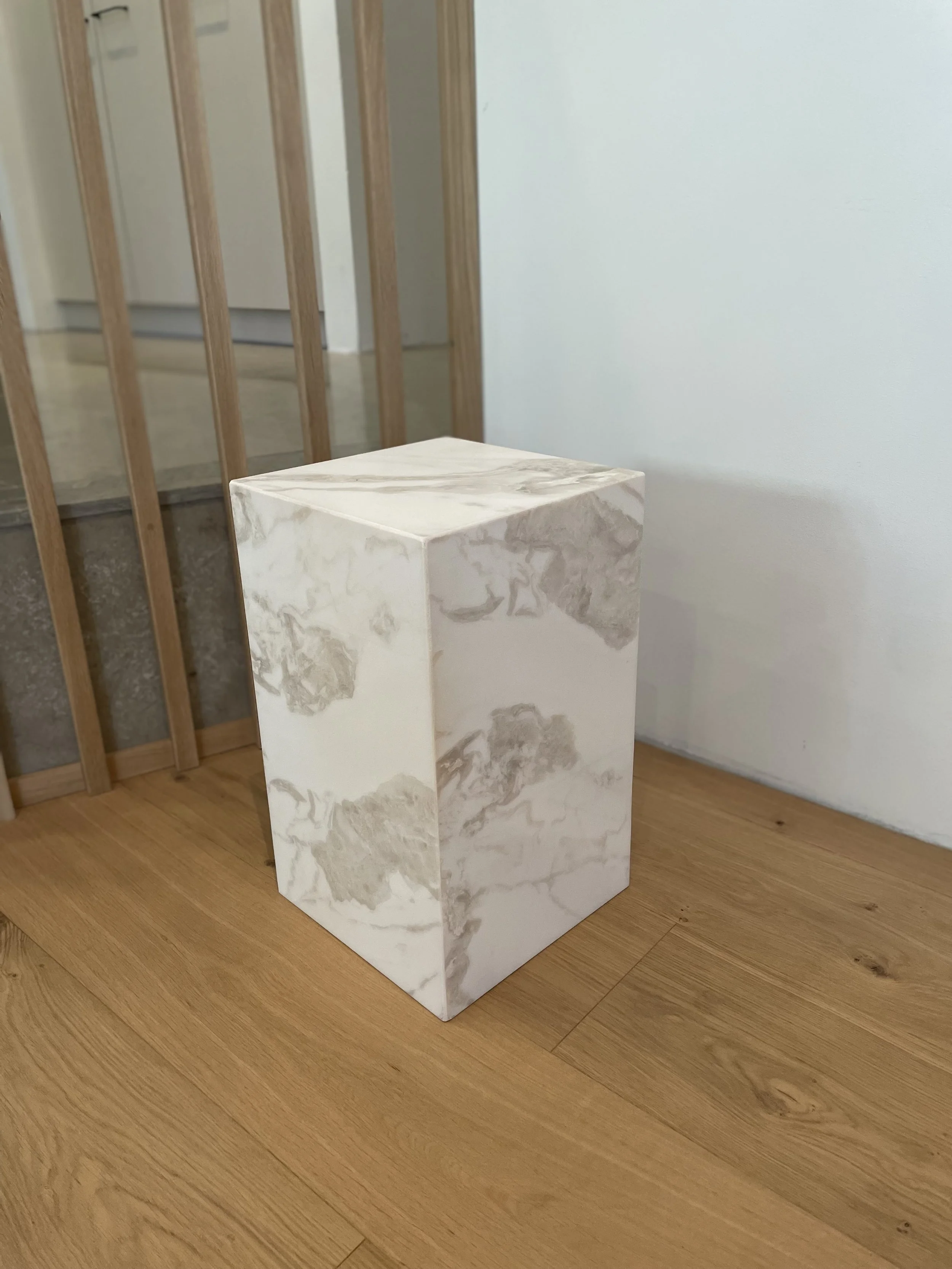 Dover White, matta, koko 30 x 30 x K45 cm