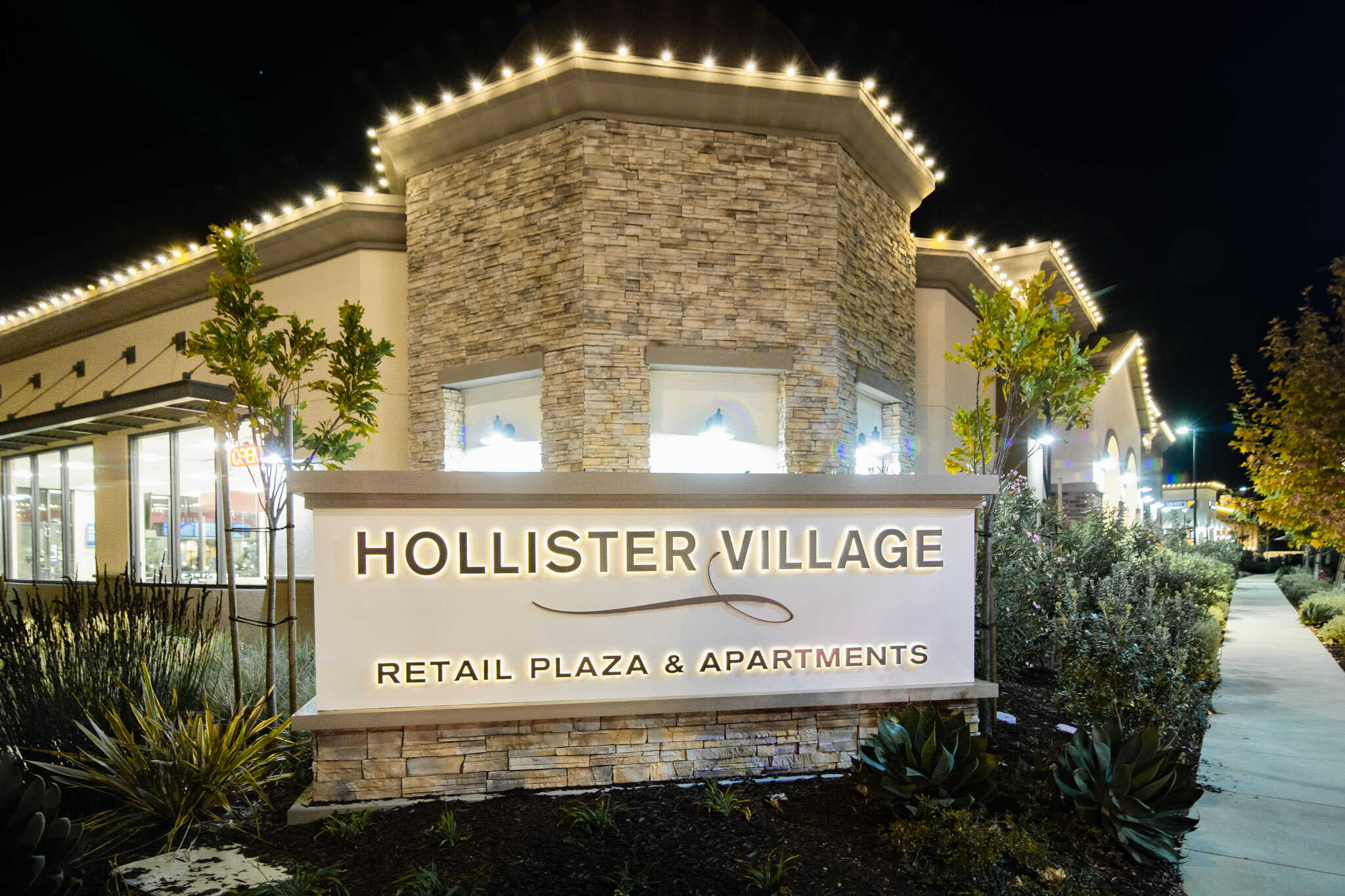 Hollister Village - Santa Barbara Christmas Lights.jpg
