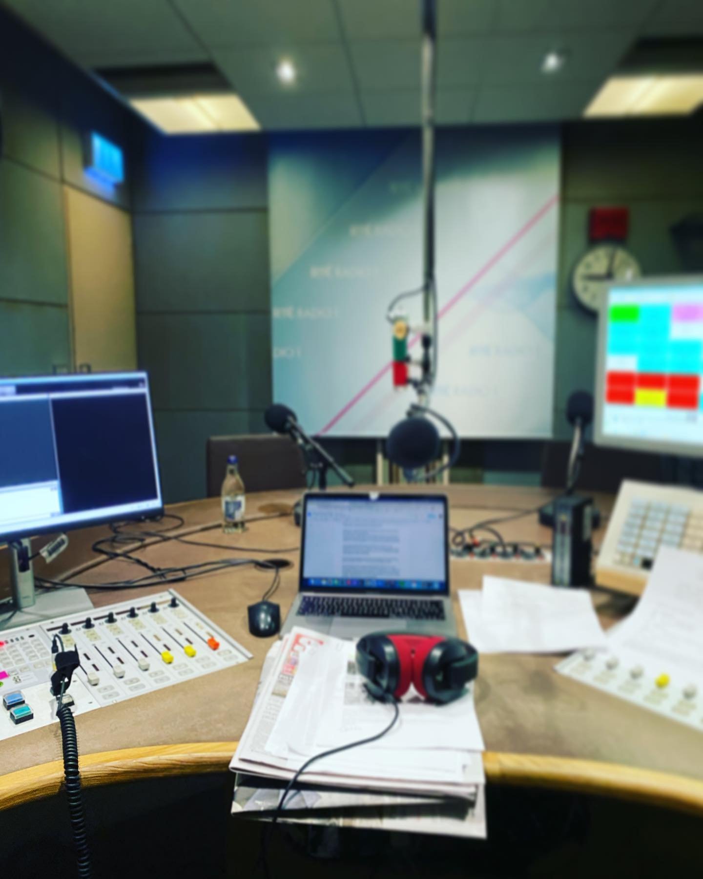 Had great craic filling in for Ryan @rteradio1 all week. We talked cars, Belfast @themacbelfast comedy with @martinangolocomedy and @annetiernanwriter new novel The Last Days of Joy. Callan&rsquo;s Kicks as usual Good Friday 😇