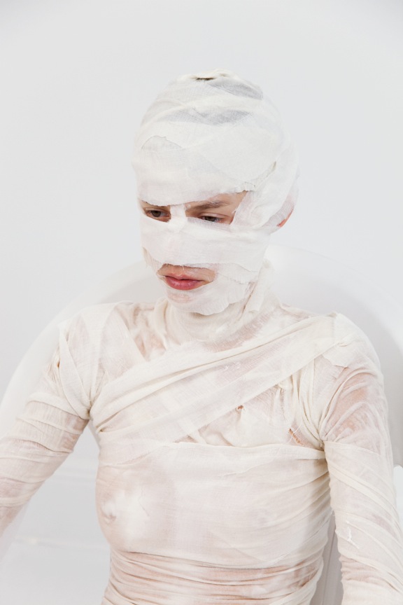 Enfleurage (Sitting) . 2011. 30’’ x 40’’ inch c-print