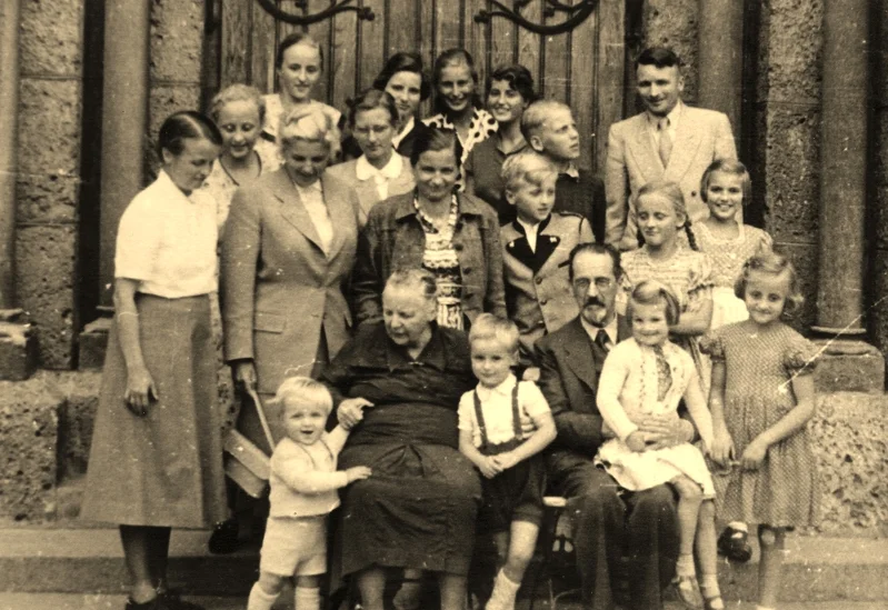 4. Reihe v.l.n.r.: Irmgard Kelber, Sieglinde Wucherer, Ingeborg Linde, Erika Linde. 3. reihe: Ursula Kelber, Elisabeth Wucherer, Dieter Linde, Johannes Wucherer. 2. Reihe: Gertrud Kelber, Hildegard Linde, Adelheid Wucherer, Gerhard und Dorothea Kelber, Gisela Wucherer Vorne: Wolfgang Kelber, Elisabeth Wucherer, Rudolf Kelber, Rudolf Wucherer, Hildegund Wucherer, Mechthild Kelber.