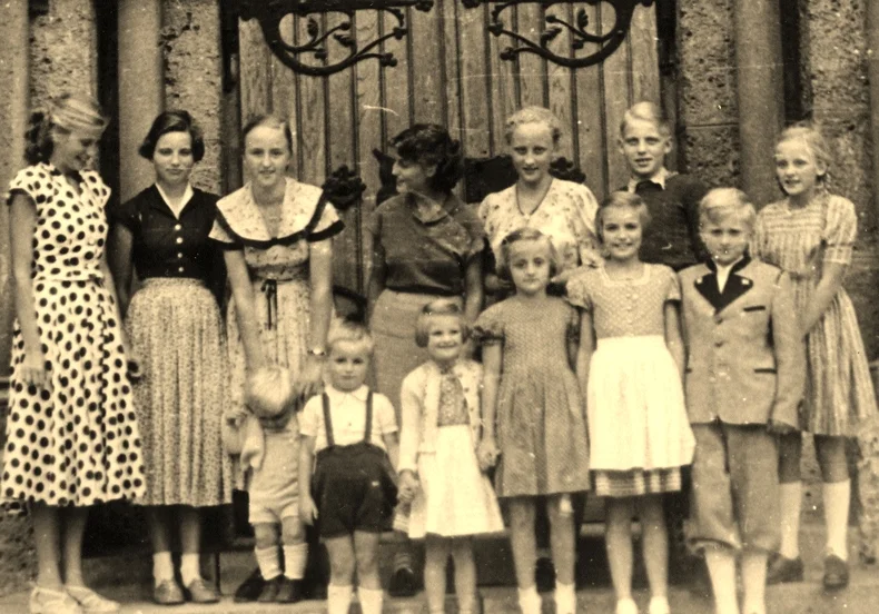 2. Reihe, v.l.n.r.: Ingeborg Linde, Sieglinde Wucherer, Irmgard Kelber, Erika Linde, Ursula Kelber, Dieter Linde, Dorothea Kelber. Vorne: Wolfgang und Rudolf Kelber, Hildegard Wucherer, Mechthild Kelber, Gisela Wucherer, Gerhard Kelber.