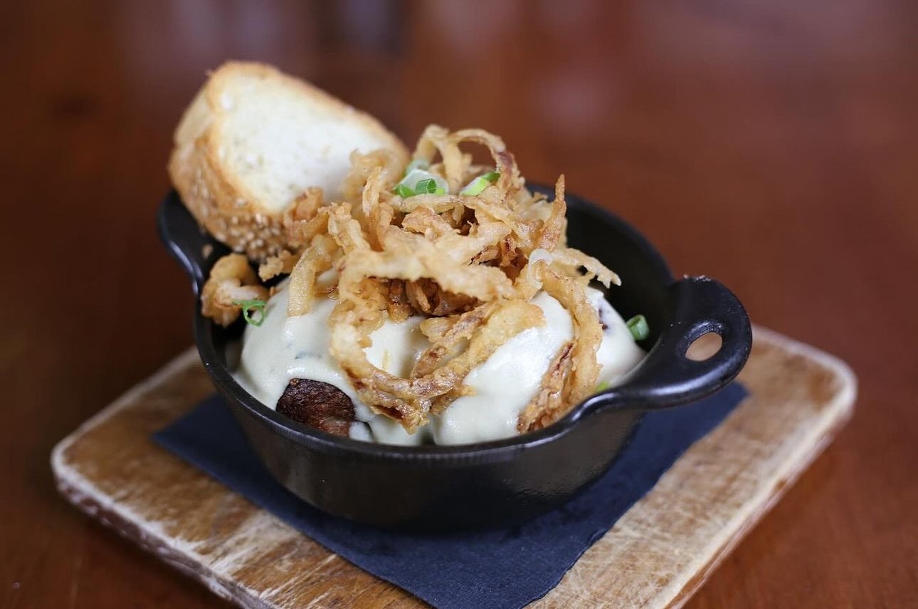 House Made Fried Beef Meatballs, Warm Blue Cheese Crema, Crispy Onions, Scallions, Crostini

Visit our website for menu details and online ordering pickup 
www.TubbyHookTavern.com

#inwood #inwoodnyc #uptown #uptowneats #meatballs #bluecheese #crema 