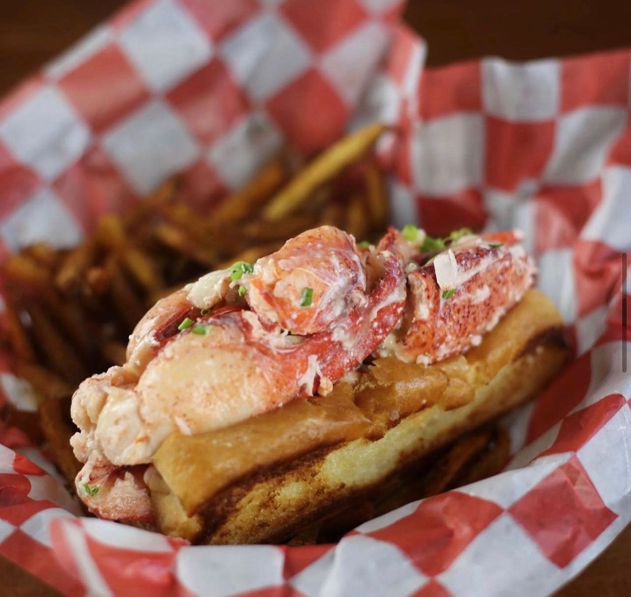 Summer is just around the corner, and lobster rolls are back 🦞🔥☀️

Available for pickup and delivery via Grubhub or Door Dash 🚗

Maine Lobster With Mayo, Melted Butter &amp; Chives On A New England Bun, Old Bay Fries

#inwood #inwoodnyc #uptown #u