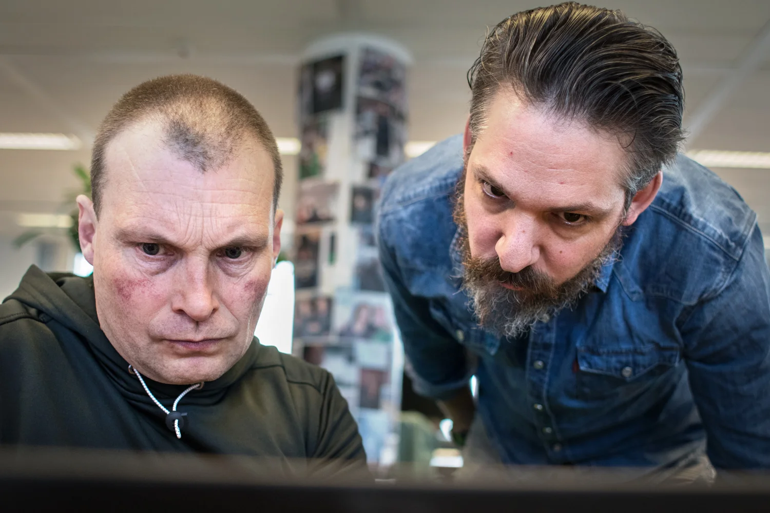  Employees of the KPN Computer Emergency Response Team (CERT) in full focus. 