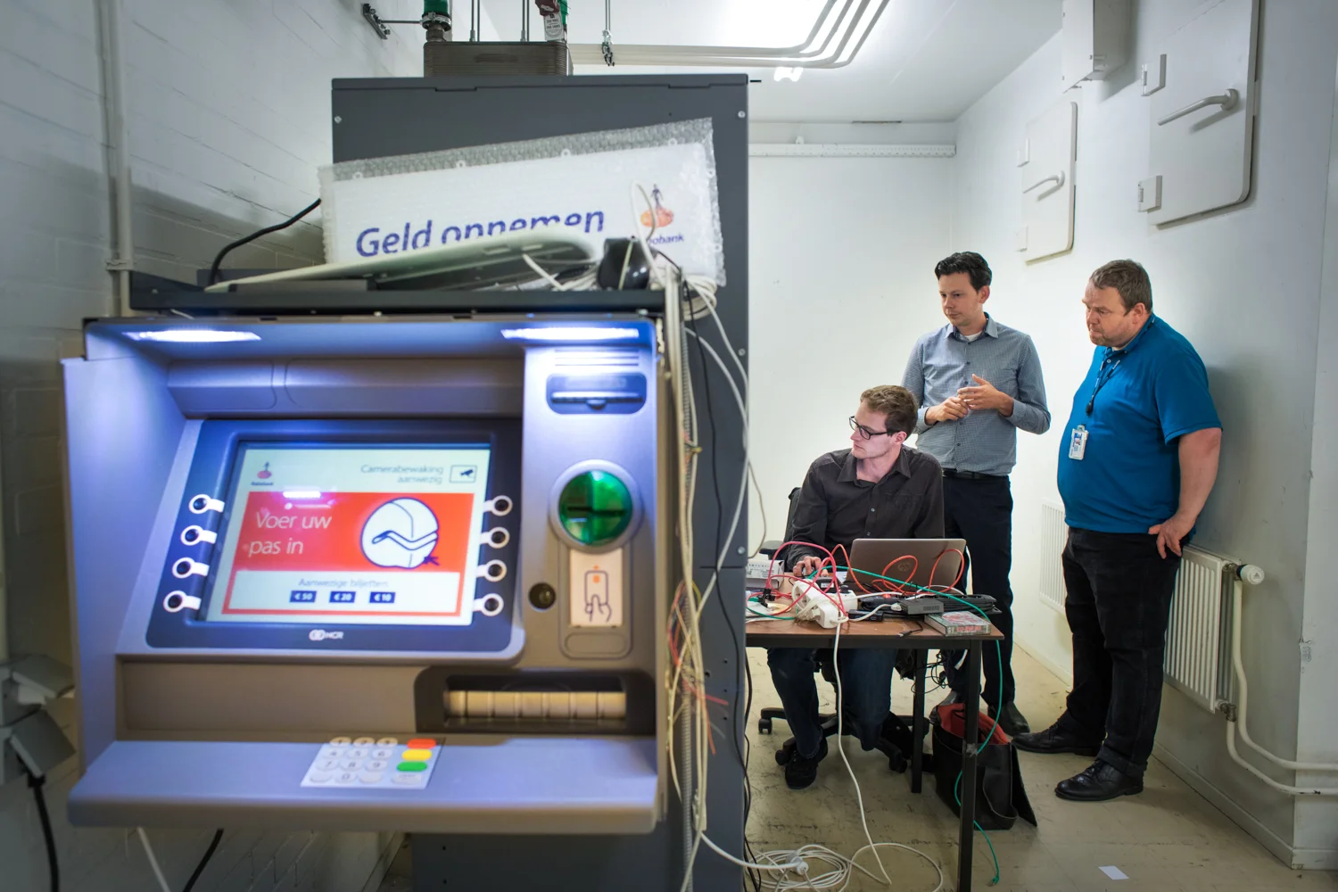  Rabobank’s Red Team hacking an ATM 
