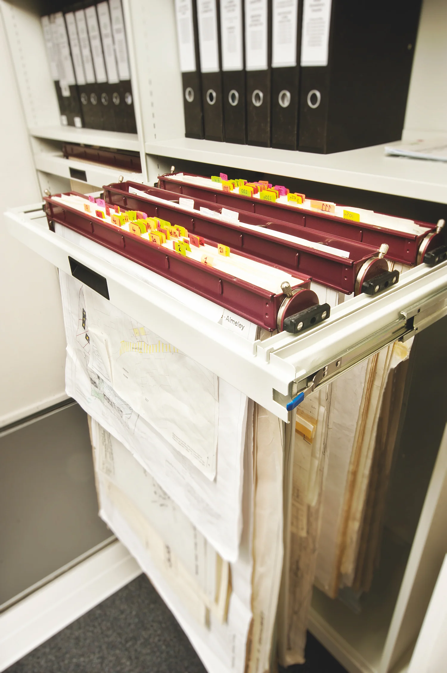 Efficient filing can be achieved with appropriate accessories, using colour coding.