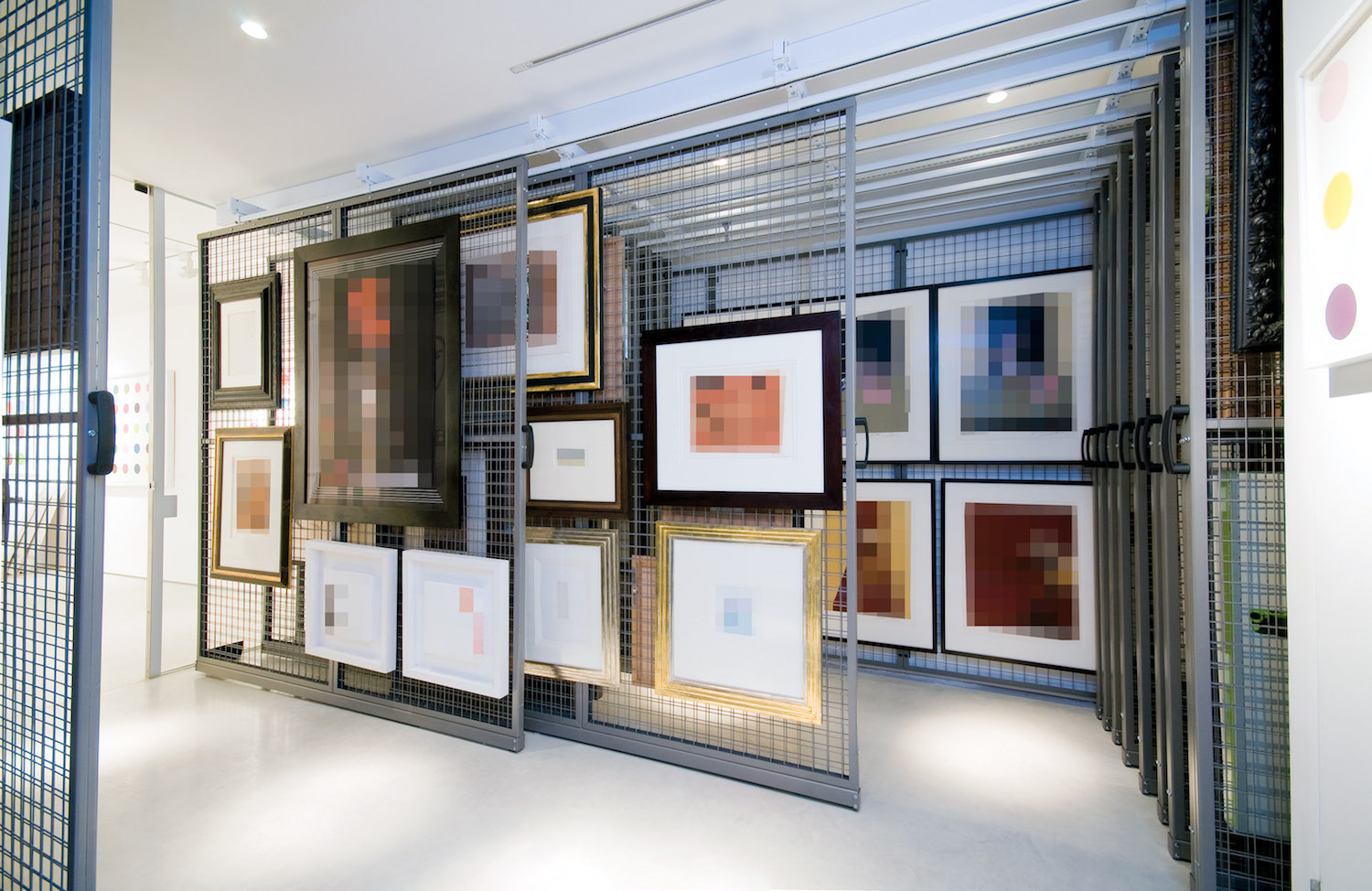Andipa chose a system that is supported overhead, leaving the floor clear.