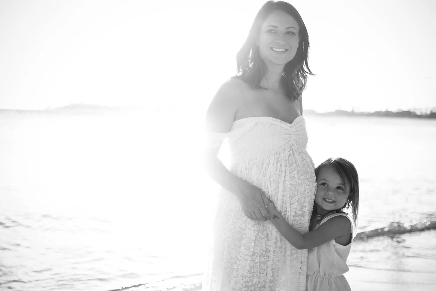 maternity-image-of-mom-and-daughter-hugging-in-white-dresses-alexa-kiel-photography-15.jpg