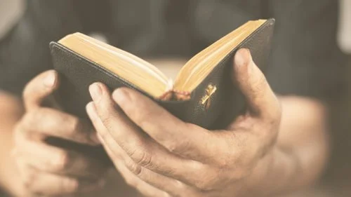 Cómo Ministrar a Otros con la Adoración a Dios