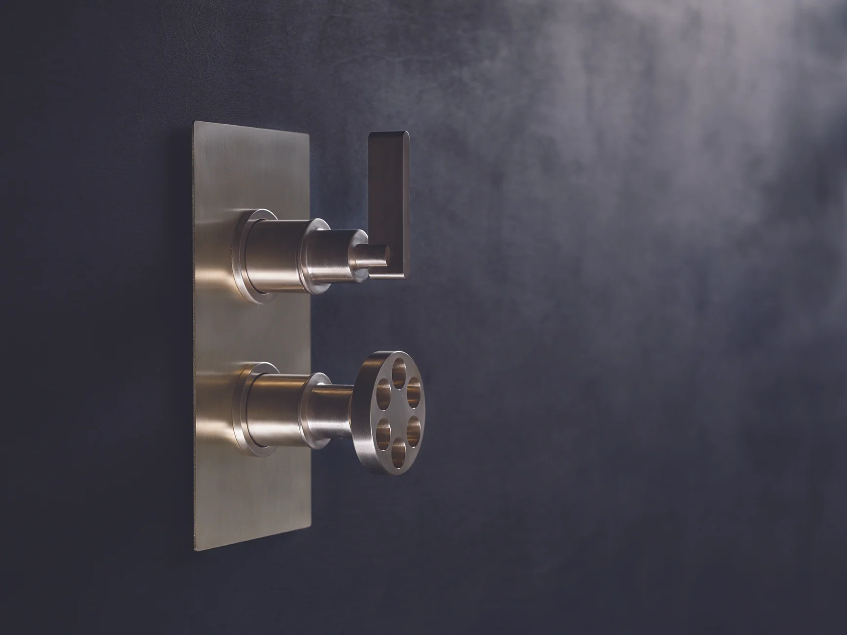 shower_thermostat_wheel_brushed_brass.jpg