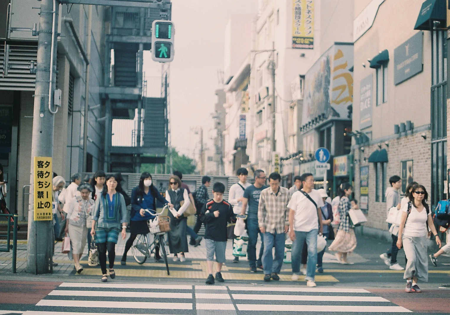 crowd crossing at Oimachi