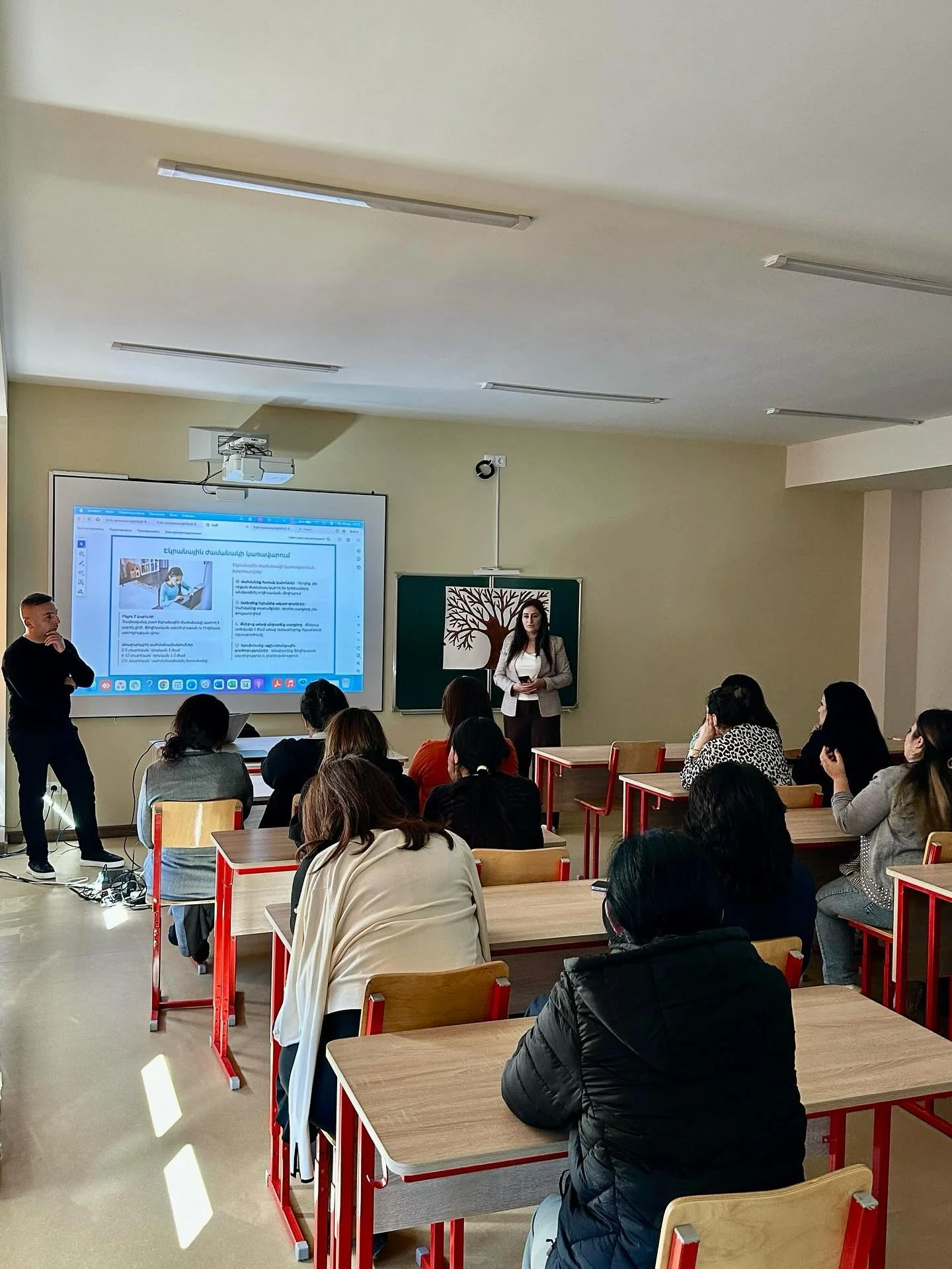 🌟&laquo;Սերունդ&raquo; դպրոցների փոխակերպման ծրագիրը միայն կրթական նորարարական մեթոդների ներդրման կամ սովորողների սոցիալ-հուզական ապահով միջավայրի ձևավորման մասին չէ․ այն միավորում է ծնողական, ուսուցչական և տնօրենների համայնքները՝ ստեղծելով համագործ
