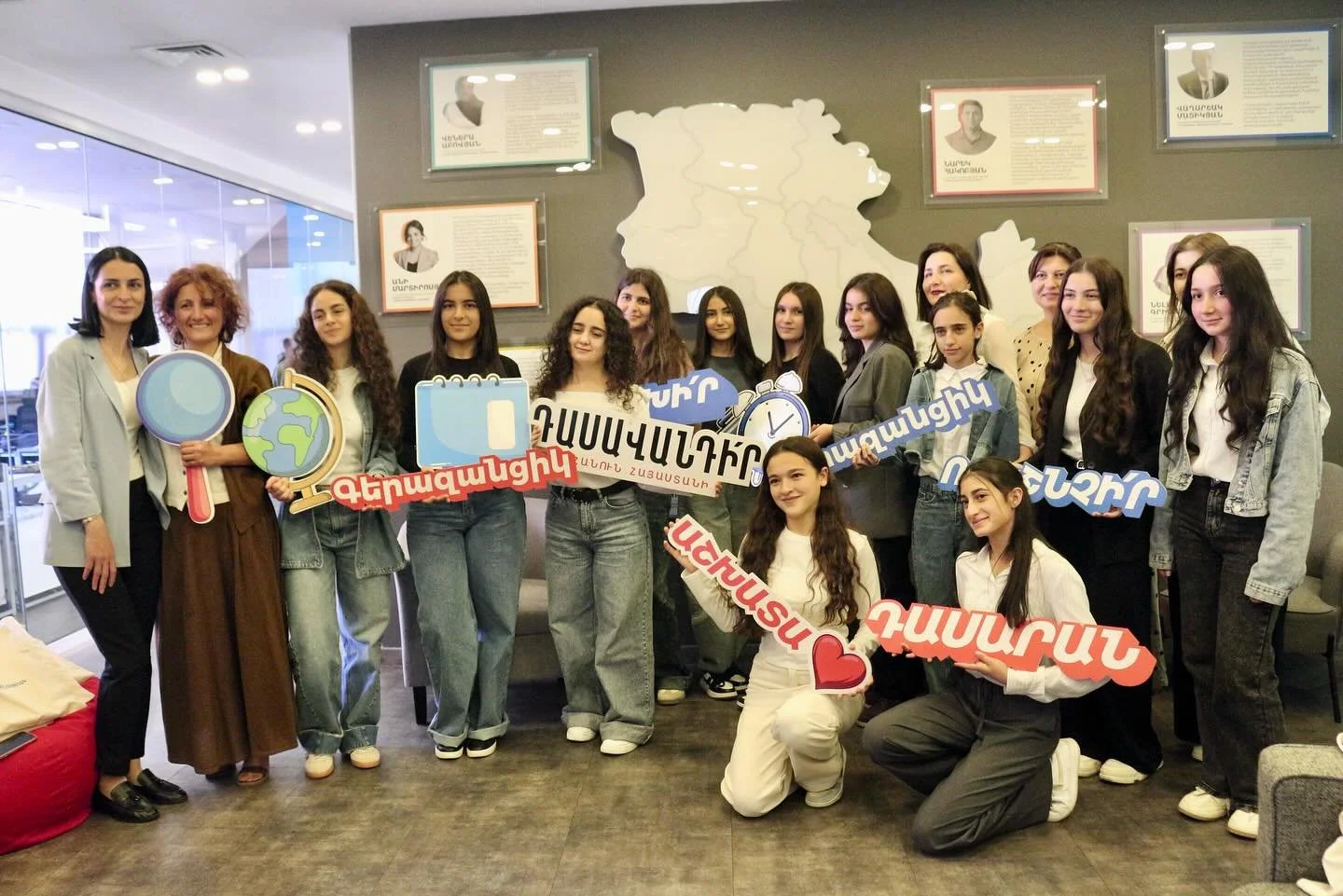 🥳Հոկտեմբերի 15-ին Հայաստանում ամփոփեցինք &laquo;Student Voice Accelerator&raquo; ծրագրի պիլոտային փուլը, որը Teach For All համաշխարհային ցանցի առաջին տեղայնացված նախաձեռնությունն էր։

🌟Վերջին երեք ամիսների ընթացքում Կոտայքի մարզի Արալեզի Ս. Վարդանյ