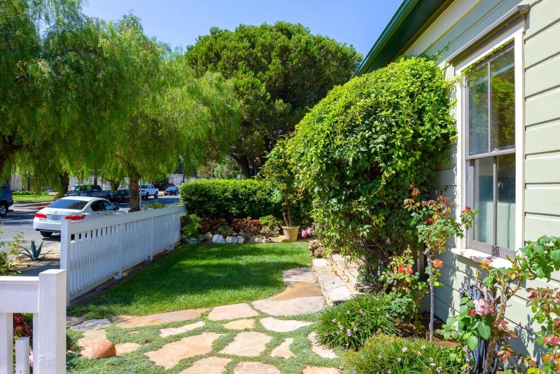 910_NorthNopalStreet_sideyard.jpg