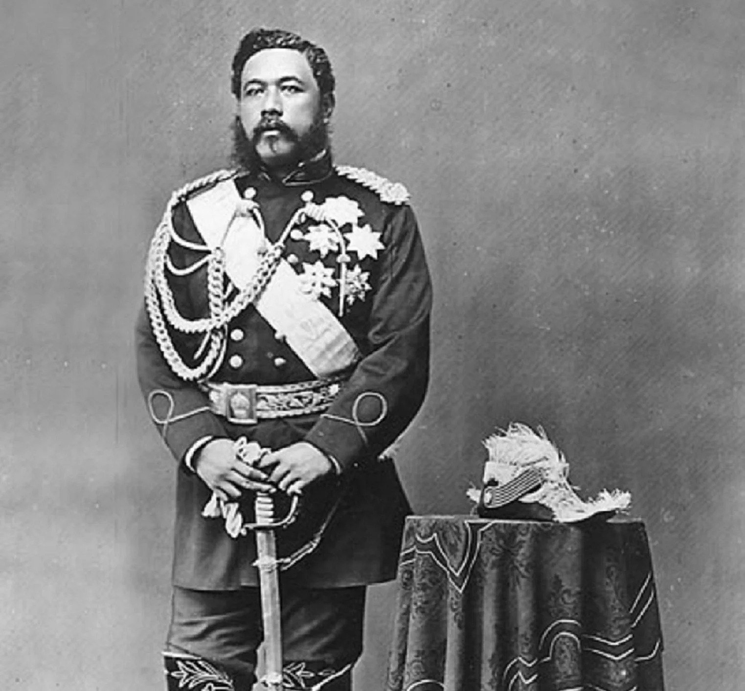Kalakaua_standing_with_saber.jpg