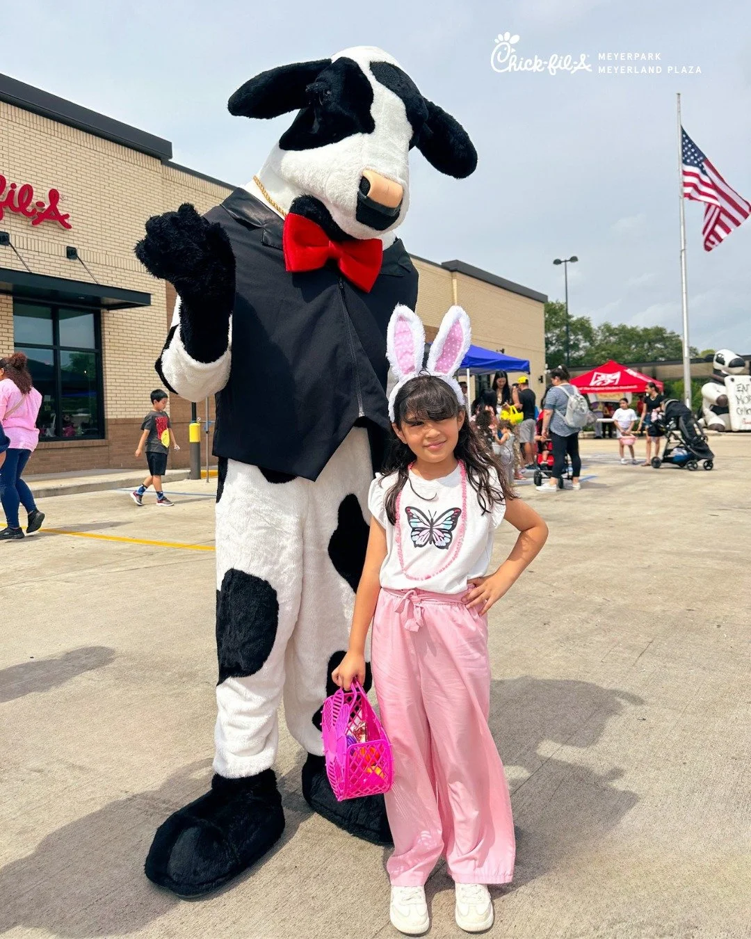 💙❤️ Egg-citing news 🐣! In addition to our egg hunt, we will be adding our Sweet Stems where you can create your very own easter theme flower bouquet 💐!

March 28th | 11 AM - 2 PM 
📍Chick-fil-A Meyer Park -- 9799 S Post Oak Rd. Houston, TX 77096

