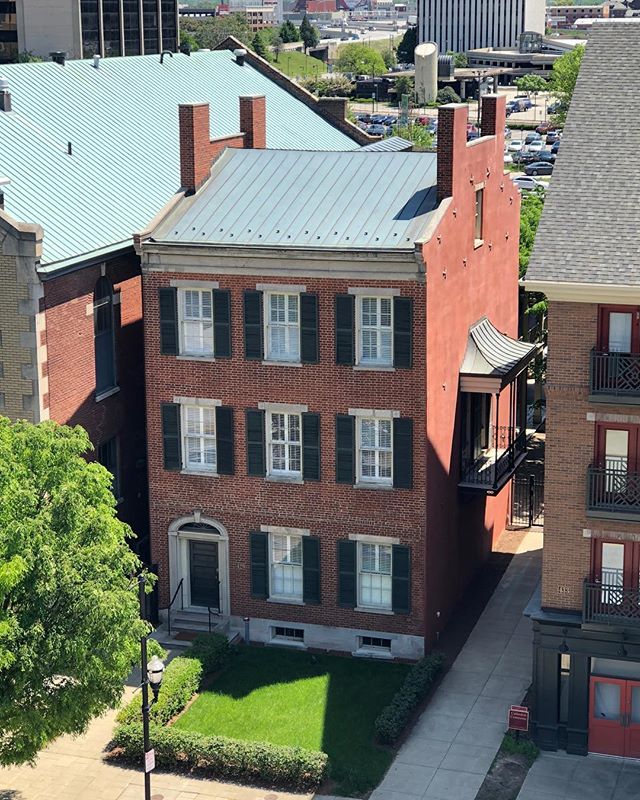 Spring sure is (finally) looking good on us...and we&rsquo;re looking pretty good from the @omnilou Pool Roofdeck 😉 #staylouisville #howardhardyhouse #howardhardy #visitlouisville #historichomes #louisville