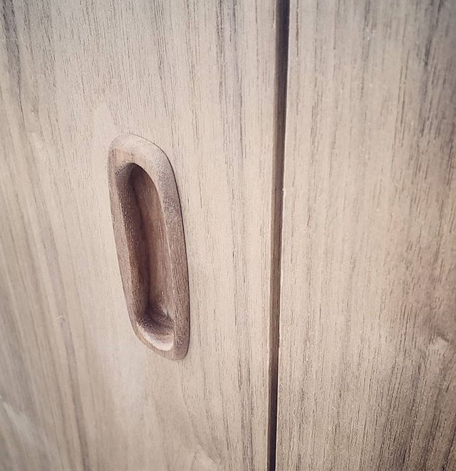 Integrated solid walnut handles? Yes please @elawrencedesign #walnut #wallpaneling #interiordesign #millwork #kitchendesign #customfurniture #dresser #livingroomdecor #designbuild #madetoorder #bespokedesign #interiorarchitecture #bedroomdecor #upbea