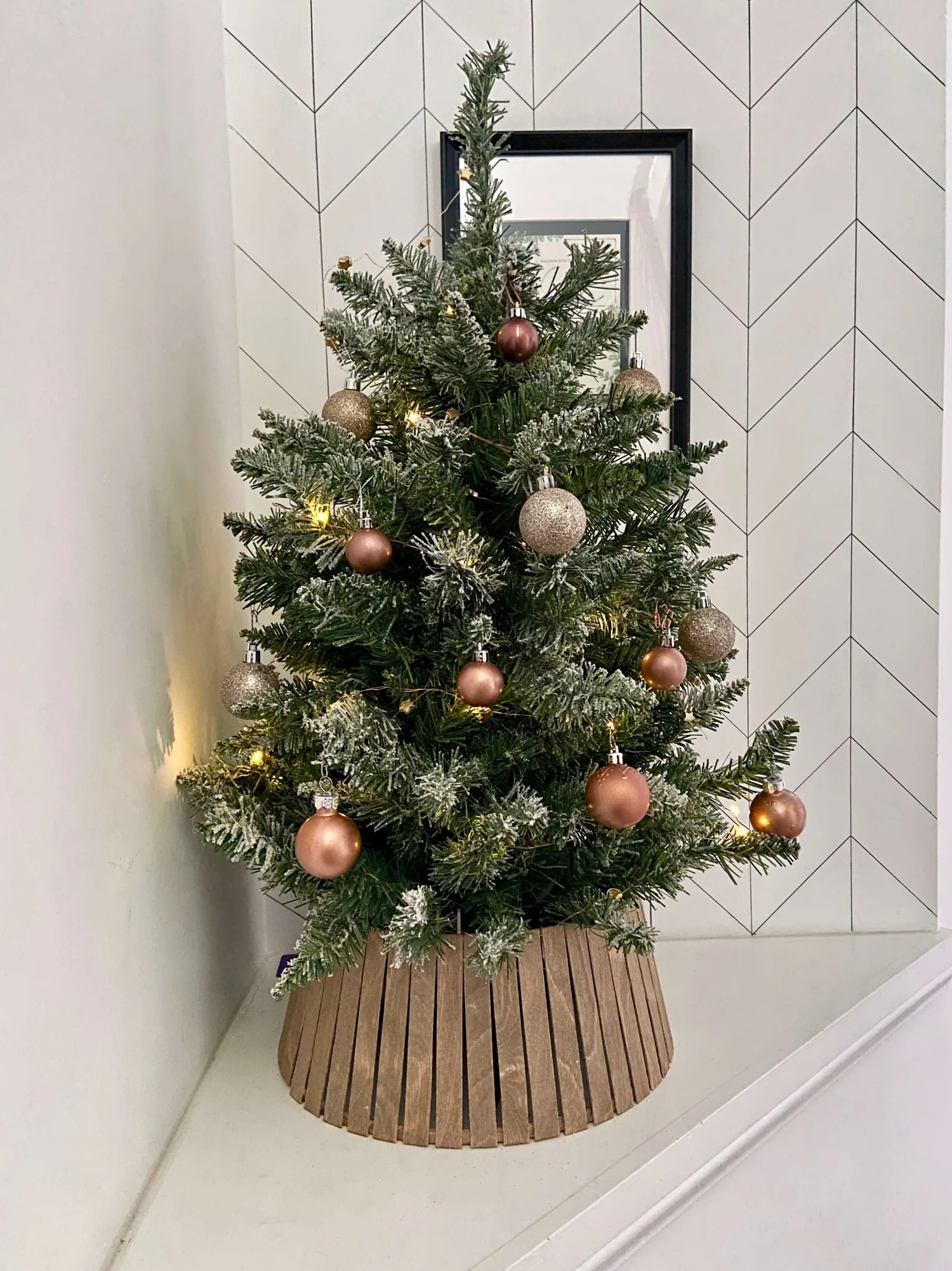 Slatted Wood Christmas Tree Skirt — ISOSCELLA