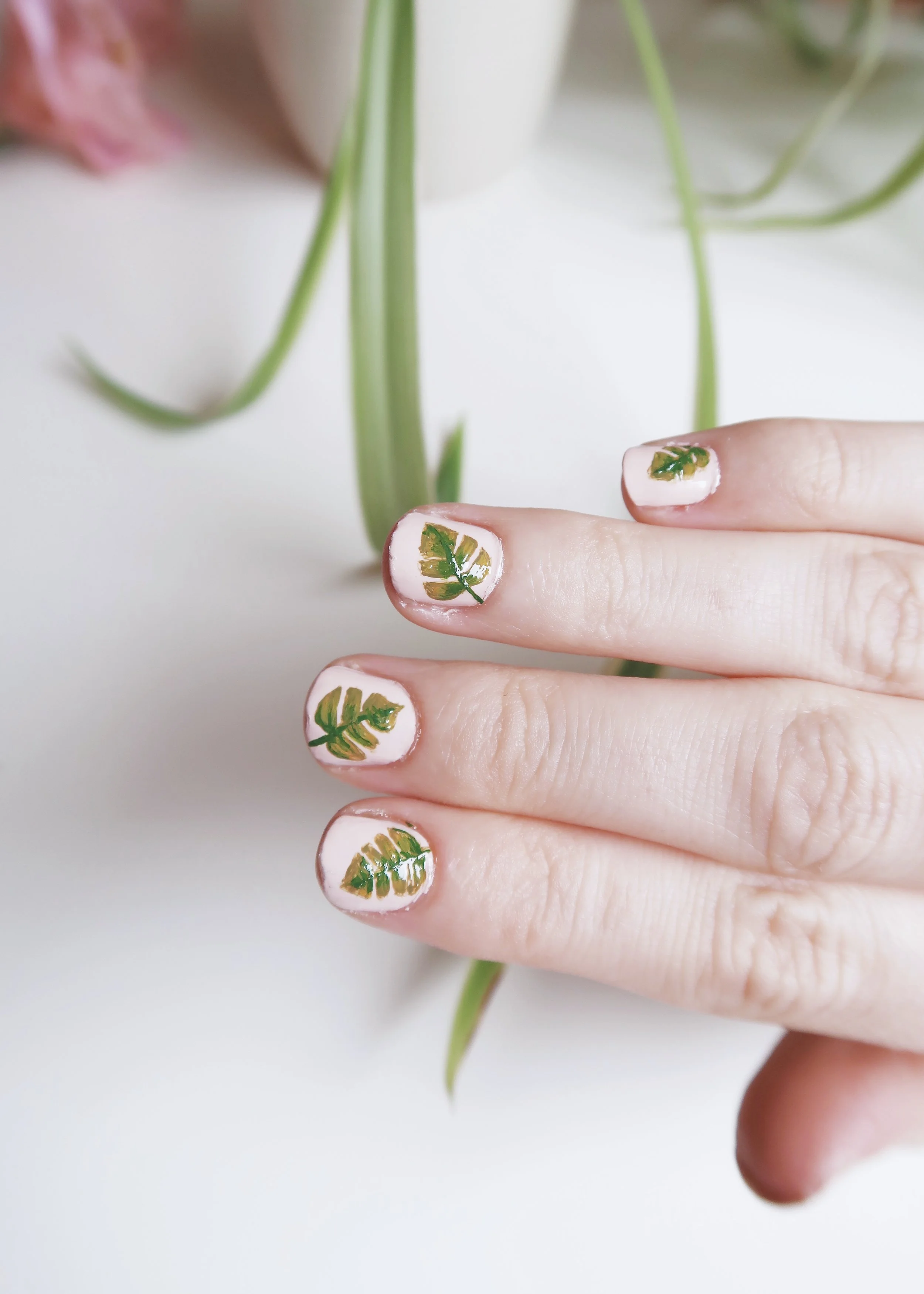 DIY // MONSTERA LEAF NAIL ART
